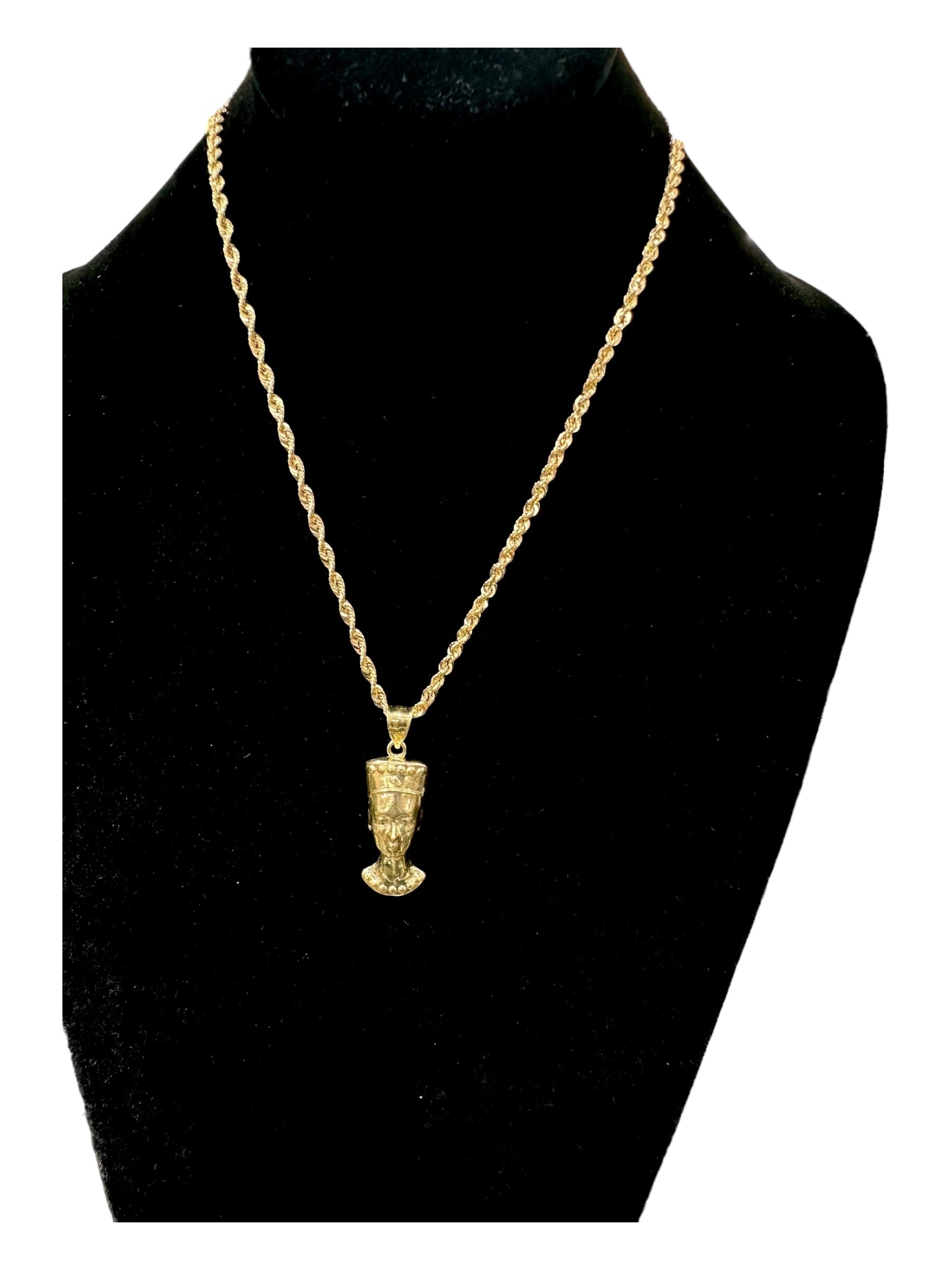 Queen Status Necklace Set